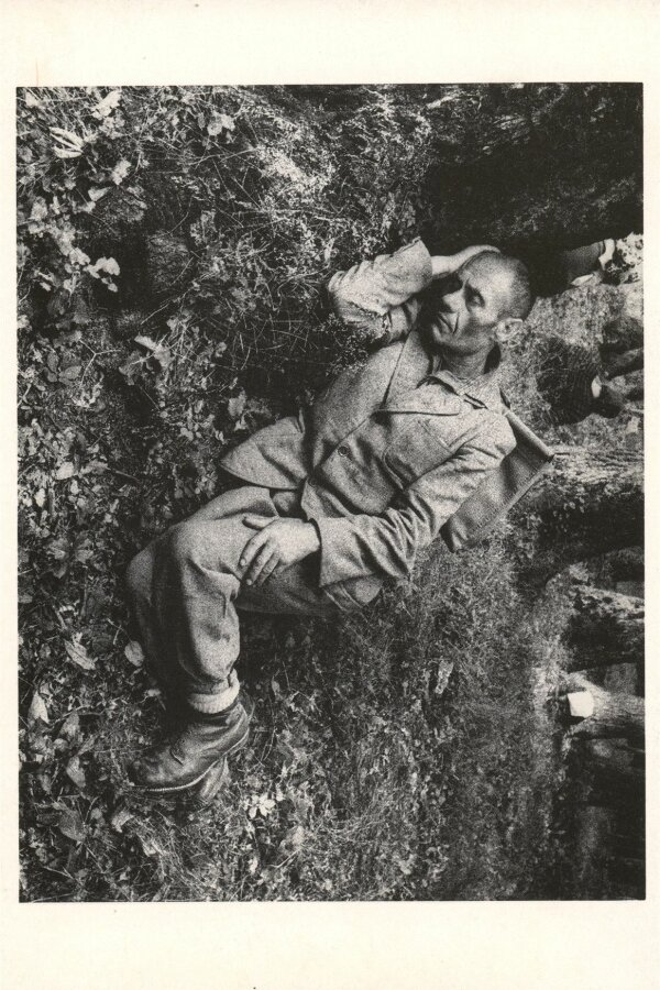 pohlednice s dílem Markéty Luskačové, Spící poutník (Sleeping Pilgrim)